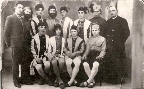 ARC 54 | Don Antonio Jus con undici attori del circolo teatrale | Friuli Venezia Giulia | 1920