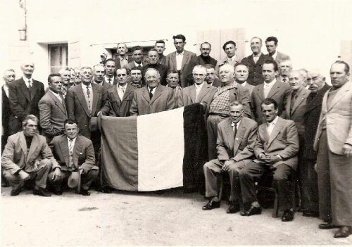 ARC 95 | Ex combattenti con bandiera in cortile Trevisan | Friuli Venezia Giulia | 1953