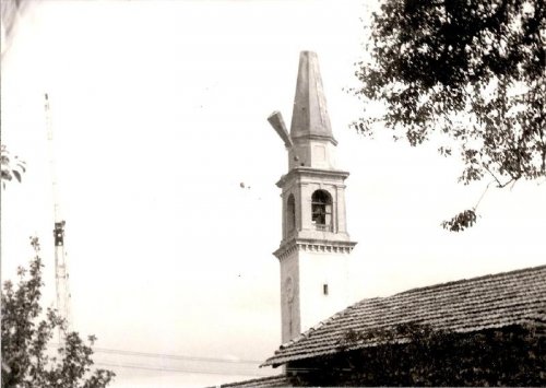 ARC 197 | Demolizione della punta del campanile di Vigonovo | Friuli Venezia Giulia | 1976
