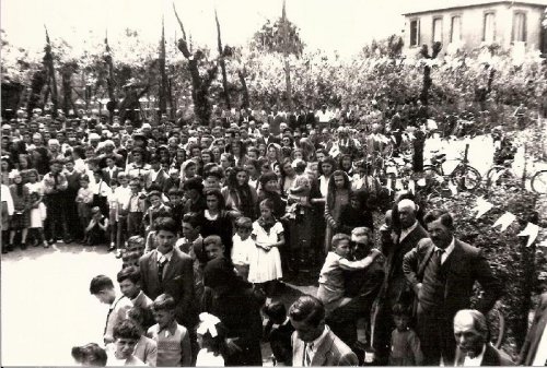 ARC 296 | Folla in attesa della Messa | Friuli Venezia Giulia | 1946