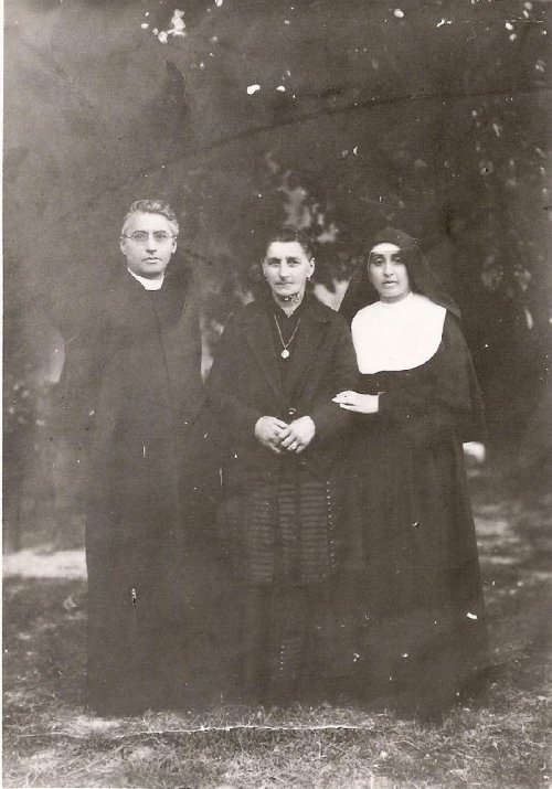 ARC 558 | Don Nicola Nadin con madre e sorella suora | Friuli Venezia Giulia | 1942
