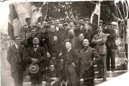 ARC 19 | Autorità politiche e civili, impiegati comunali e curiosi davanti al crucugner | Friuli Venezia Giulia | 1926