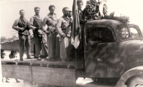 ARC 114 | Partigiani accompagnano la salma di Ferruccio Ognibene | Friuli Venezia Giulia | 1945