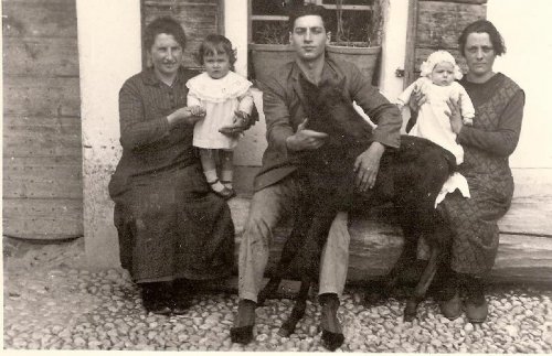 ARC 32 | Famiglia Zampol con puledro nero | Friuli Venezia Giulia | 1926