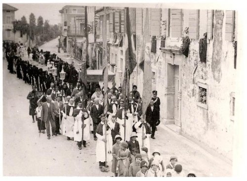 ARC 673 | Processione a Fontanafredda. Davanti alla Canonica | Friuli Venezia Giulia | 1930