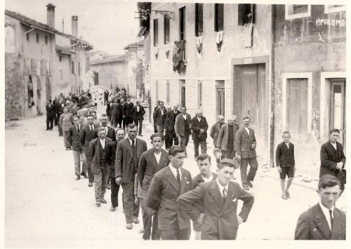 ARC 676 | Processione a Fontanafredda. Passaggio per casa Zilli | Friuli Venezia Giulia | 1930