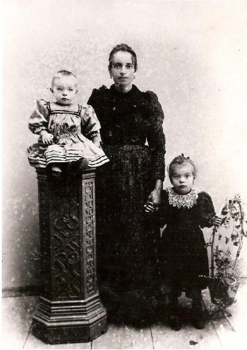 ARC 619 | Teresa Carniel con i figli | Friuli Venezia Giulia | 1900
